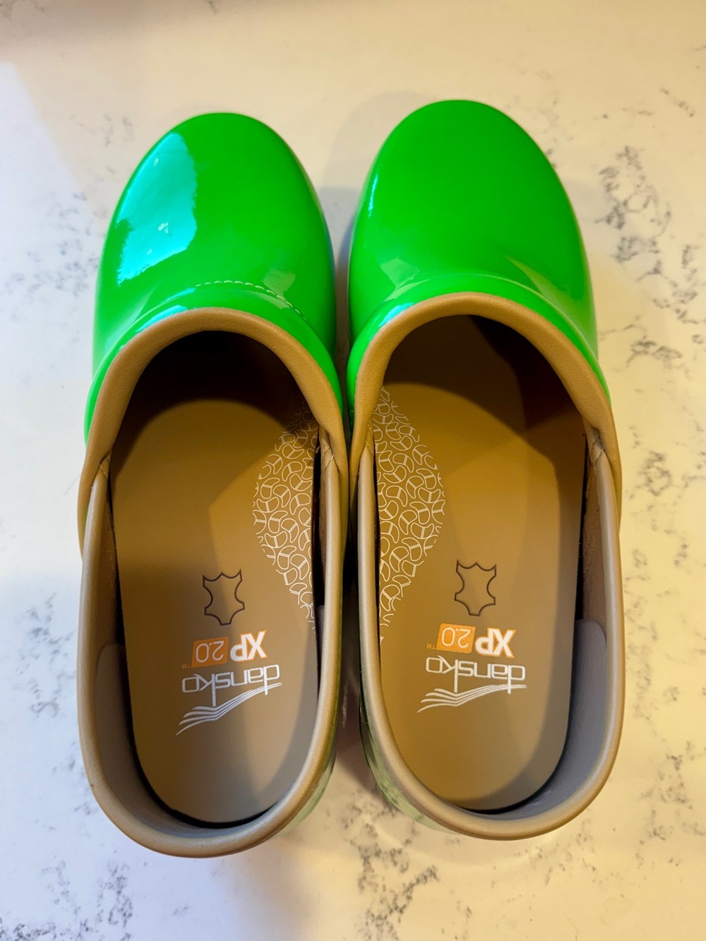 dansko professional XP 2.0 clogs - neon green patent leather 39 8-8.5 - Picture 6 of 9